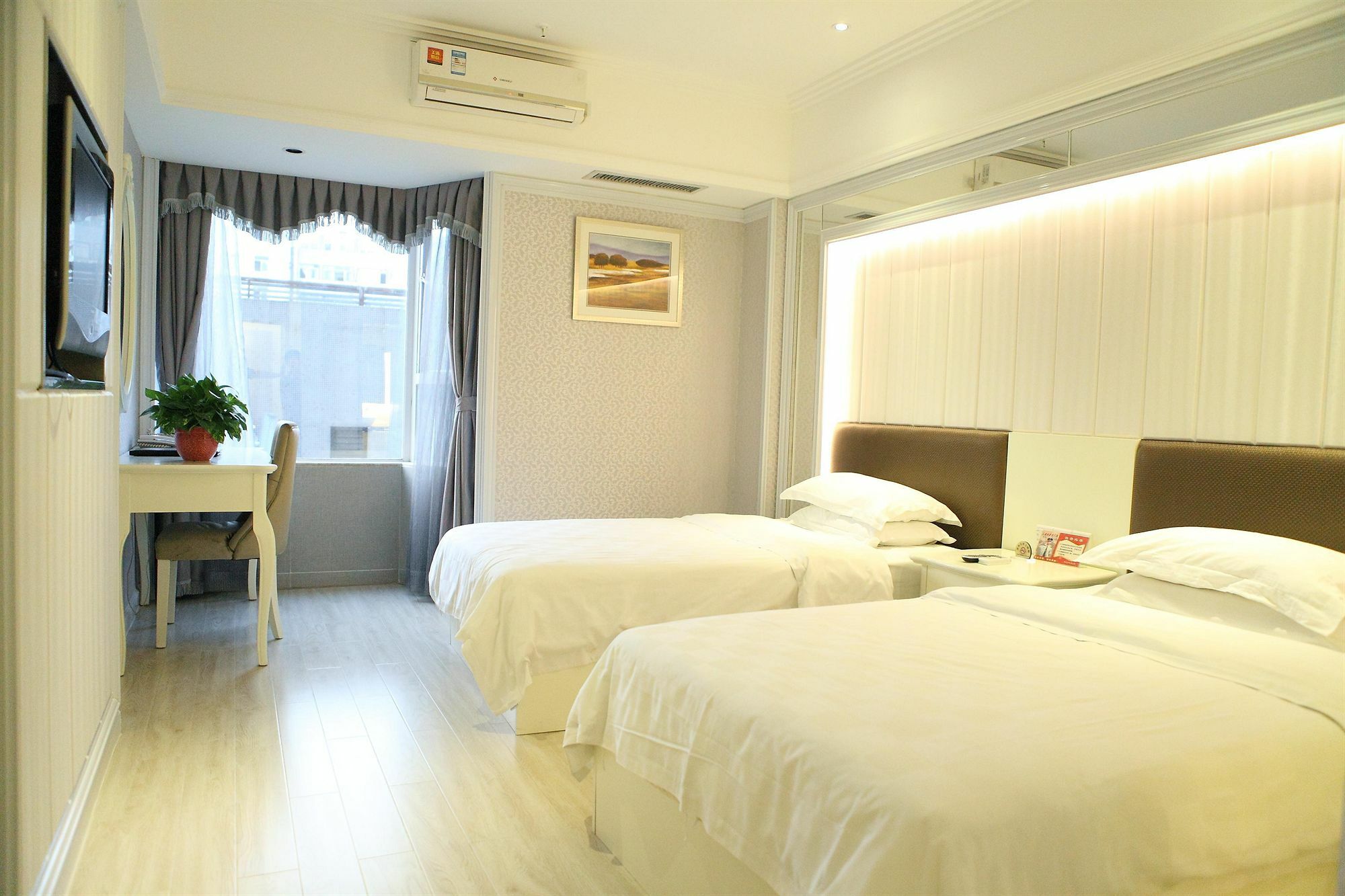 Bluesky Hotel Гуанчжоу Экстерьер фото