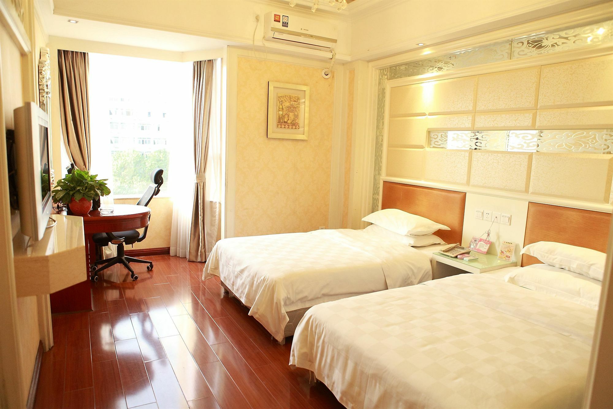 Bluesky Hotel Гуанчжоу Экстерьер фото